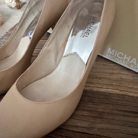Michael Kors Classic Nude Presley Pumps - 9.5 - Picture 2 of 6